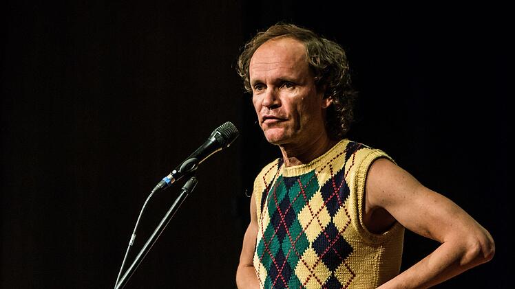 Mit Hintersinn und Selbst-Ironie: Olaf Schubert begeisterte seine zahlreichen Fans im ausverkauften Coburger Kongresshaus.Foto: Jochen Berger