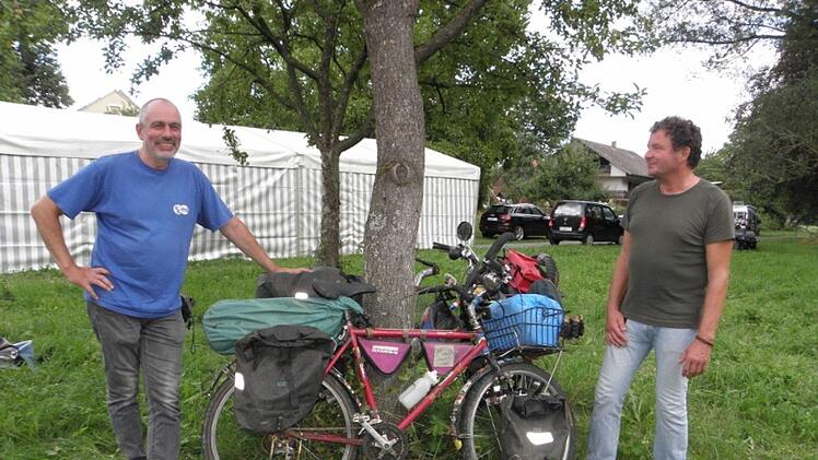 Rudi Kleinhenz (links) aus Bad Kissingen organisierte den Radtransport von Freiburg nach Nickersfelden, wo sie von Ivan Sojc, Leiter des Deutschen Radmuseums Bad Br&uuml;ckenau, abgeholt wurden. Foto: Barbara Enders