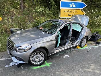 In Altdorf bei N&uuml;rnberg wurden zwei Menschen bei einem Zusammensto&szlig; zwischen einem Auto und einem Lkw schwer verletzt.