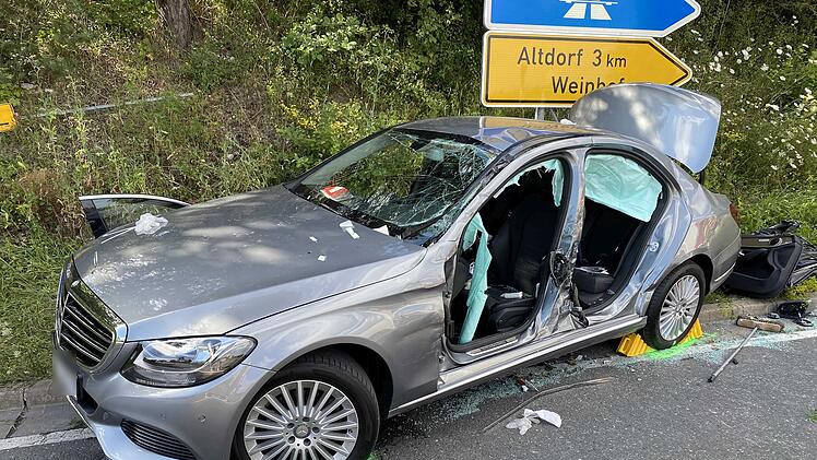 In Altdorf bei N&uuml;rnberg wurden zwei Menschen bei einem Zusammensto&szlig; zwischen einem Auto und einem Lkw schwer verletzt.