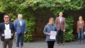 Sie erhielten jüngst ihre Zeugnisse im Beisein der Verantwortlichen: (von links)  Berdield Labarete, Landrat und Stiftungsratsvorsitzender Thomas Bold, Pearl Esperon, Stiftungsvorstand Marco Schäfer, Projektbegleiterin Bernadette Vorndran. Foto: Markus Benkert