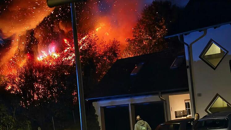 Zimmerbrand im Kreis Schweinfurt greift auf Dachstuhl &uuml;ber