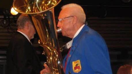 Bernhard Hering spielte im Blasorchester Ebern die Tuba und gilt dort als unbedingtes Vorbild. Nun hört er auf. Foto: Archiv