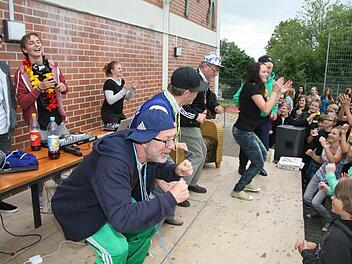 Oberstufenbetreuer Erhard Koerber tanzte beim Flashmob mit - egal ob zu den vorgegebenen Schritten oder bei Gangnam-Style. Auch Schulleiter Klaus Gagel (im Hintergrund) machte den Spaß gerne mit.
