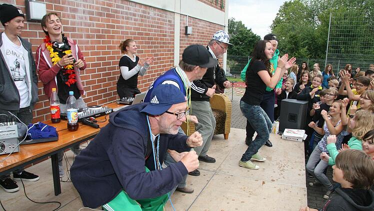 Oberstufenbetreuer Erhard Koerber tanzte beim Flashmob mit - egal ob zu den vorgegebenen Schritten oder bei Gangnam-Style. Auch Schulleiter Klaus Gagel (im Hintergrund) machte den Spaß gerne mit.
