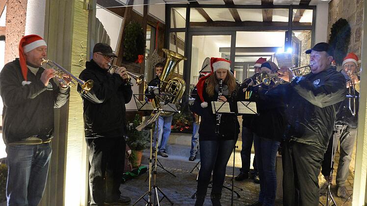Die Stadtkapelle Zeil spielte weihnachtliche Weisen.