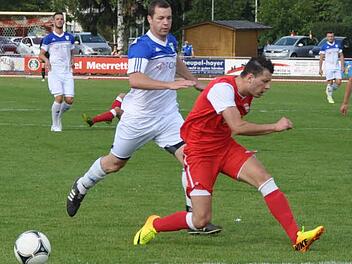 BSV-Stürmer Florian Eichinger (r.), ehemals im Jahn-Trikot, verpasst ein Zuspiel beim 0:4 im Testspiel gegen Jahn Forchheim. Georg Neudecker braucht nicht mehr einzugreifen.  Foto: Leo Hühnlein