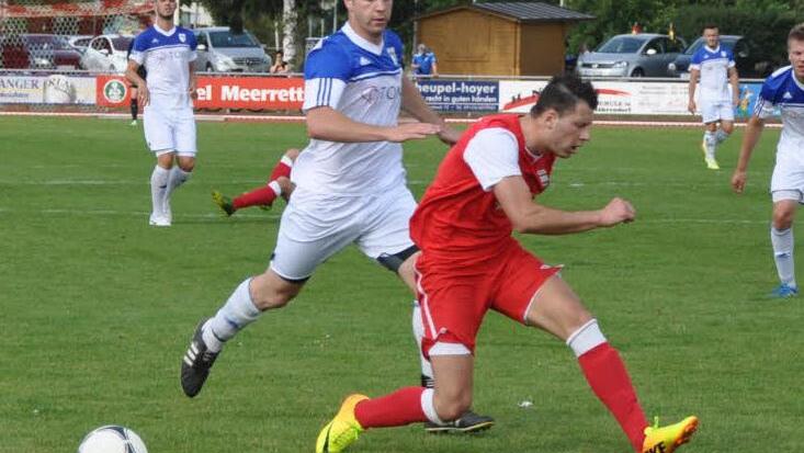 BSV-Stürmer Florian Eichinger (r.), ehemals im Jahn-Trikot, verpasst ein Zuspiel beim 0:4 im Testspiel gegen Jahn Forchheim. Georg Neudecker braucht nicht mehr einzugreifen.  Foto: Leo Hühnlein