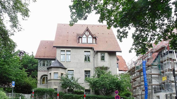 Am Beginn der Alexandrinenstraße steht diese von Baumeister und Architekt Otto Leheis 1903 errichtete Villa, die in historisierendem Jugendstil gehalten ist.Foto: Jochen Berger