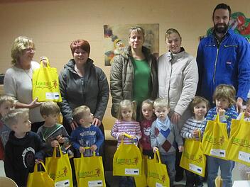 "Lesestart-Sets" überreichte Erika Morshäuser den dreijährigen Kindergarten-Kindern in der Kita St. Anna in Schondra. Foto: Oswald Türbl