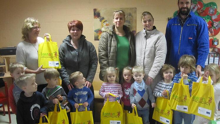 "Lesestart-Sets" überreichte Erika Morshäuser den dreijährigen Kindergarten-Kindern in der Kita St. Anna in Schondra. Foto: Oswald Türbl