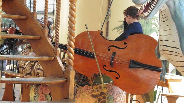 Nein, kein Instrument der Bamberger Symphoniker, sondern Teil eines originellen Kinderkarussells in Aix-en-Provence