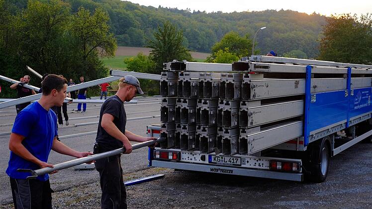 Flinker Abbau des Riesenzeltes nach dem Federweißenfest. Die Parksituation war ein Thema im Gemeinderat Ramsthal. Foto: Gerd Schaar