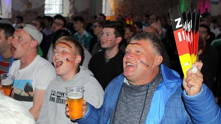 Die Fans fieberten in der Kühnlenzpassage mit. Foto: Michael Wunder