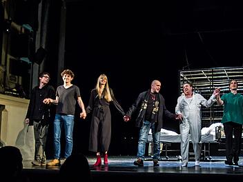 Freundlichen Applaus gab es für die Coburger Erstaufführung von Stephan Kaluzas "30 Keller" am Landestheater.Foto: Jochen Berger