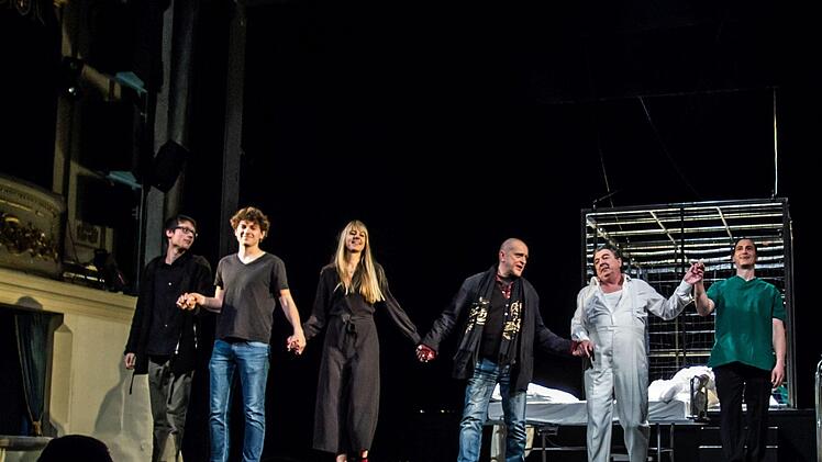 Freundlichen Applaus gab es für die Coburger Erstaufführung von Stephan Kaluzas "30 Keller" am Landestheater.Foto: Jochen Berger