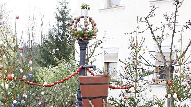 Der Osterbrunnen in Haag, Ortsteil von Aufseß. Er wird nachweislich seit 1909 geschmückt.