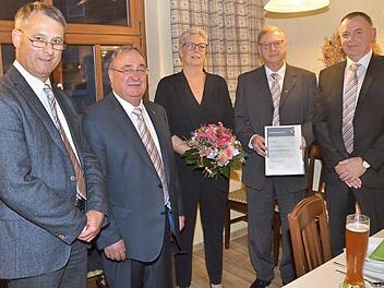 Verabschiedung und Neueinführung von Vorständen der OBG: Das Bild zeigt von links Uwe Döring (Vorstandsvorsitzender), Reinhard Horn (Aufsichtsratsvorsitzender), Ute Kleylein, Alexander Kleylein (in den Ruhestand verabschiedet) und Jürgen Trebes (neues Vorstandsmitglied).  Foto: K.- H. Hofmann