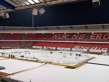 Mitten auf dem Fußballfeld des Frankenstadions stand Anfang 2013  ein Eishockeyspielfeld. Archiv