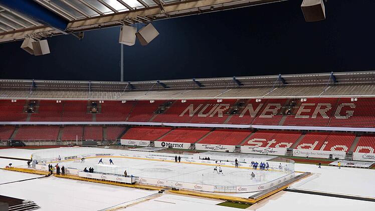 Mitten auf dem Fußballfeld des Frankenstadions stand Anfang 2013  ein Eishockeyspielfeld. Archiv