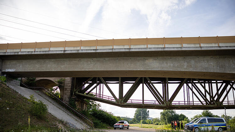 Unbekannte setzten Holzplatten an Bahnbr&uuml;cke in Brand: Zugverkehr erheblich beeintr&auml;chtigt