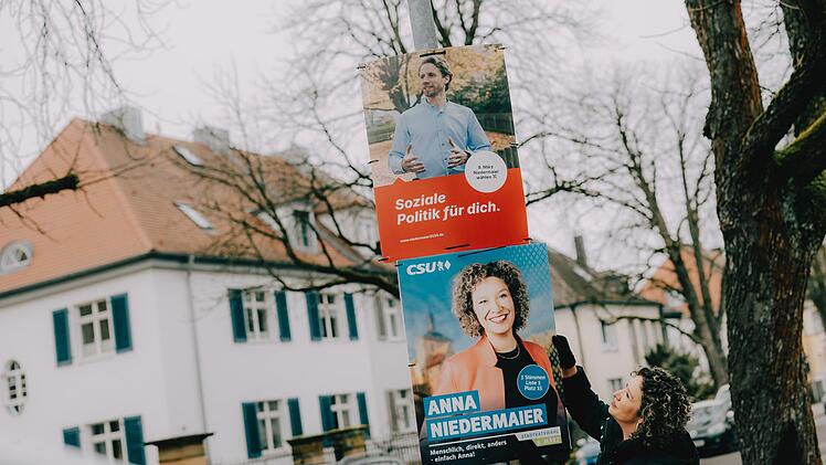 Obwohl Anna und Sebastian f&uuml;r unterschiedliche Parteien kandidieren, unterst&uuml;tzen sie sich gegenseitig im Wahlkampf.