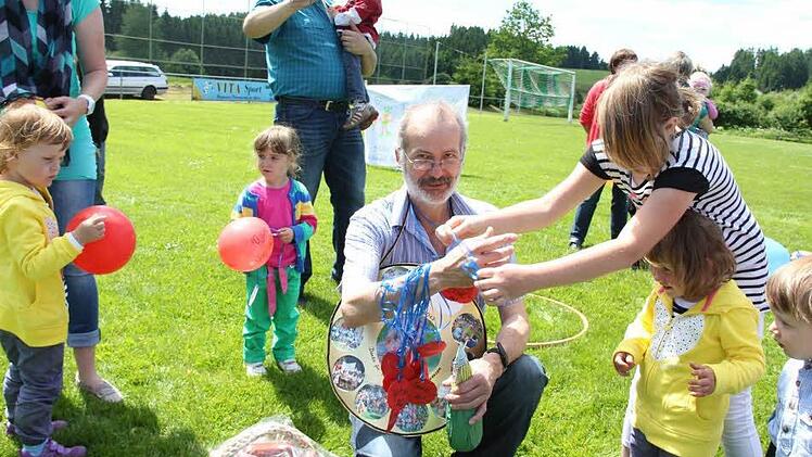 Die Kindergartenkinder übergaben Alfred Thoma selbst gebastelte Medaillen.