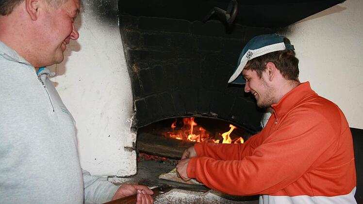 Norbert Halbig weiht Nachwuchsplootzbäcker Julius Geis in die Geheimnisse des Plootzbackens ein.