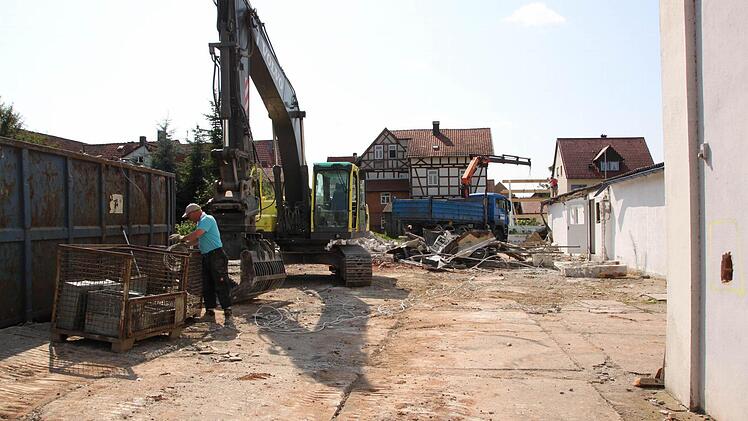 Ein Recyclingunternehmen trennt momentan die wiederverwertbaren Materialien vom Abfall.