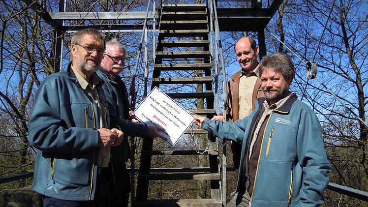 Heinrich Hümpfner, Wolfram Zeller, Dieter Muth und Hans-Peter Meixner (v.l.) bei der Saisoneröffnung des Dreistelzturms. Foto: Raab