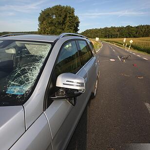 Radfahrer von SUV erfasst und lebensgefaehrlich verletzt
