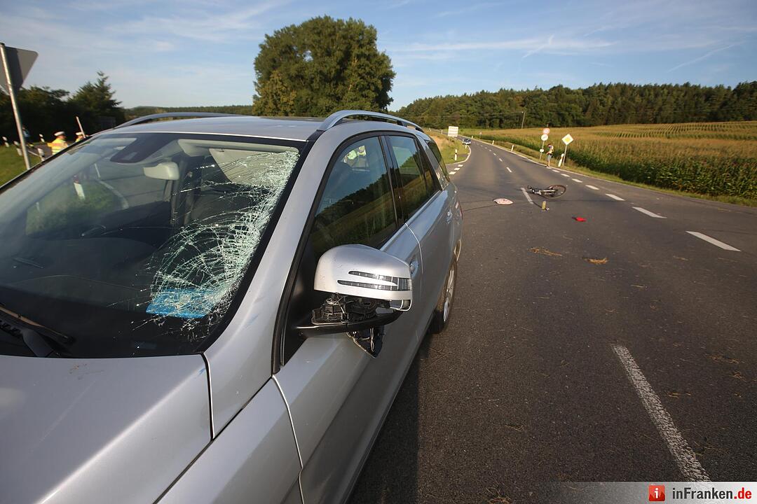 Radfahrer von SUV erfasst und lebensgefaehrlich verletzt