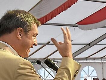 Beifall bekam Bayerns Finanzminister Markus S&ouml;der im unterfr&auml;nkischen R&ouml;ttingen vor allem f&uuml;r diesen Satz: "Ich habe kein Problem damit, dass jemand die Burka tragen will. Aber nicht bei uns." Foto: Markhard Brunecker