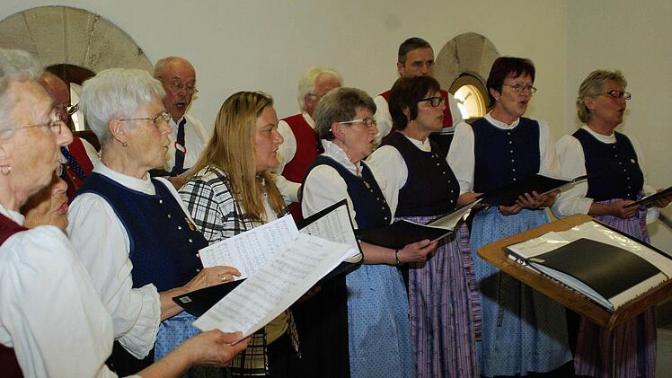 Der Gemischte Chor (Foto, beim Liederabend in Hammelburg) ist nur einer von insgesamt vier Gesangsgruppen des MGV Westheim.