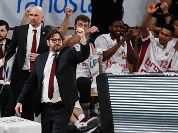 Andrea Trinchieri ballt die Siegerfaust - und auch seine Jungs hatten viel Spaß. Fotos: Daniel Löb