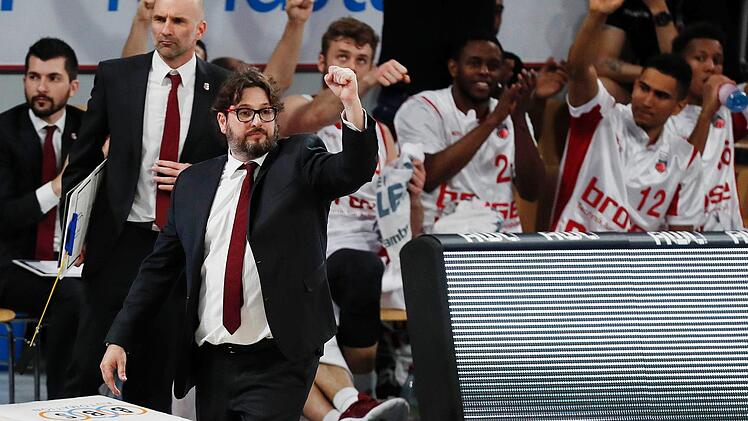 Andrea Trinchieri ballt die Siegerfaust - und auch seine Jungs hatten viel Spaß. Fotos: Daniel Löb