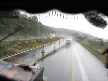 Enge Baustellen und obendrein schlechtes Wetter: Da ist höchste Konzentration bei Lkw-Fahrern gefordert. Foto: Christian Pack