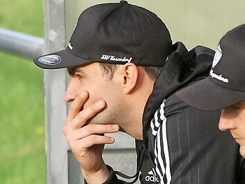 Da gerät Trainer Christoph Wächter ins Grübeln: Der SSV Kasendorf leistete sich im Saisonendspurt zuletzt Derby-Niederlagen gegen den ATS Kulmbach und den VfR Katschenreuth.  Foto: Monika Limmer