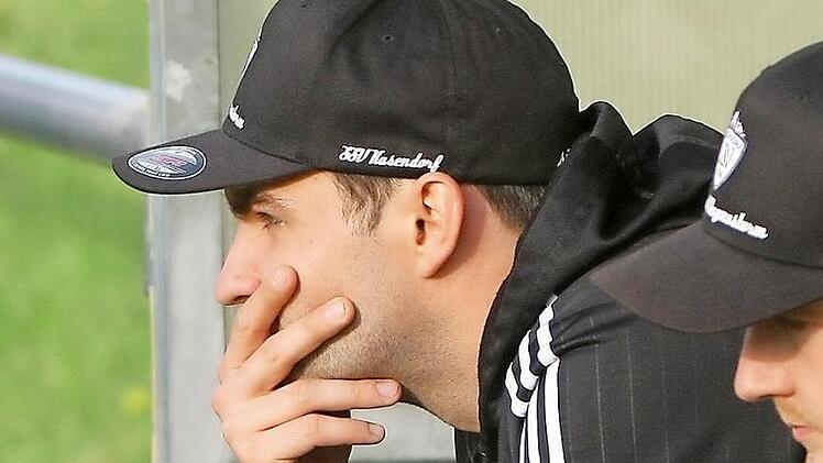 Da gerät Trainer Christoph Wächter ins Grübeln: Der SSV Kasendorf leistete sich im Saisonendspurt zuletzt Derby-Niederlagen gegen den ATS Kulmbach und den VfR Katschenreuth.  Foto: Monika Limmer