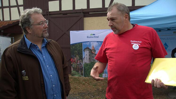 Angeregt unterhielten sich Biersommelier Markus Raupach (links) und Stefan Pachsteffl von den Seßlacher Brauhausfreunden über ihr Lieblingsgetränk. Foto: Bettina Knauth