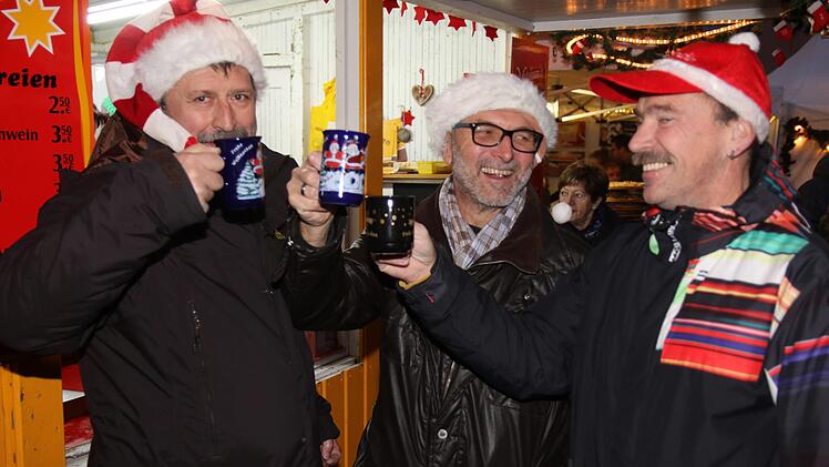 Der Weihnachtsmann ist für viele der Treffpunkt. So auch für Valtenin, Chris, Florian