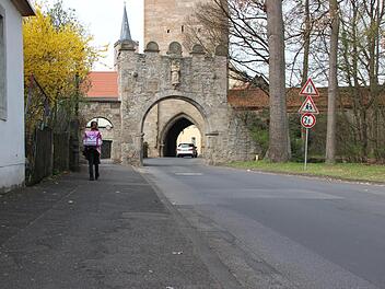 Der Gehweg in der Friedhofstraße und in der Jörgentorgasse soll nun doch hergerichtet werden. Ein Grund ist, dass hier der Schulweg zur Grund- und Mittelschule verläuft.: Heike Beudert