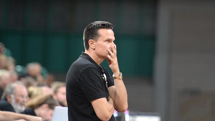 Sah im ersten Testspiel noch viel Chaos, gewann aber viele Erkenntnisse: Medi-Trainer Raoul Korner. Foto: Peter Mularczyk