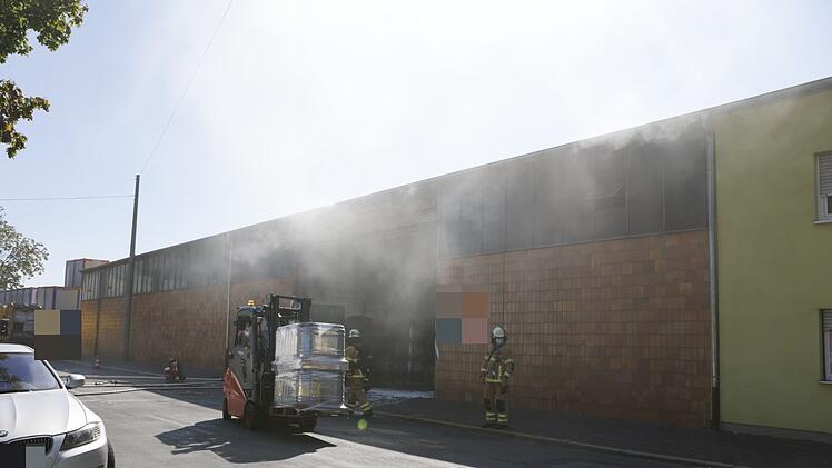 Feuer auf einem Recyclinghof: Rauch steigt aus Lagerhalle