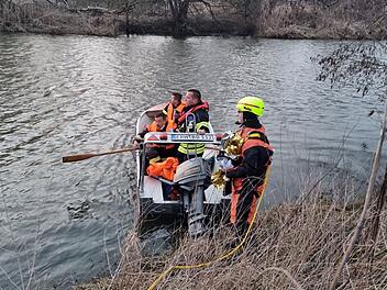 Rettungseinsatz der Feuerwehr Baiersdorf: Zwei Jungen mit Floß auf einsamer Insel in Regnitz gestrandet