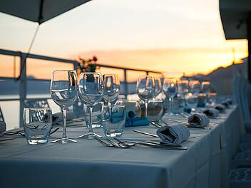 Der Preis eines Restaurantbesuches in beliebten Urlaubsregionen variiert von Land zu Land.