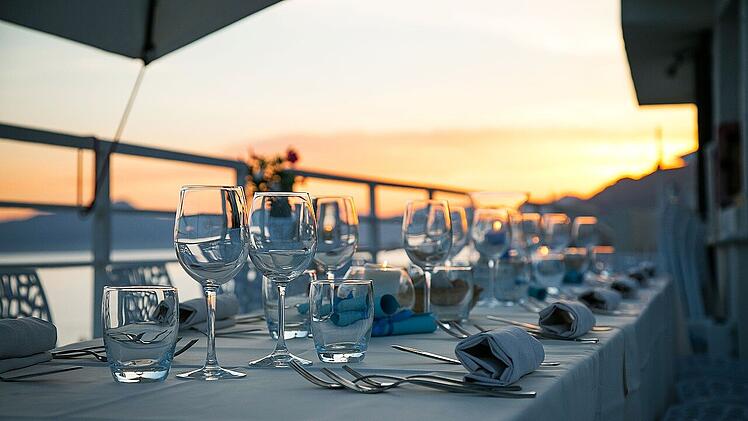 Der Preis eines Restaurantbesuches in beliebten Urlaubsregionen variiert von Land zu Land.