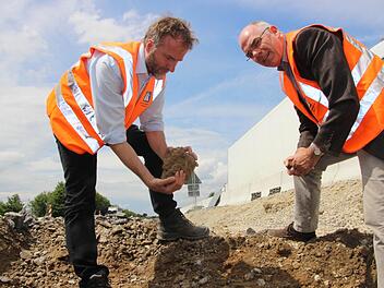 Wilhelm Bönhoff und Jens Ehmke analysieren die alte Betondecke der Autobahn. Fotos: Diana Fuchs