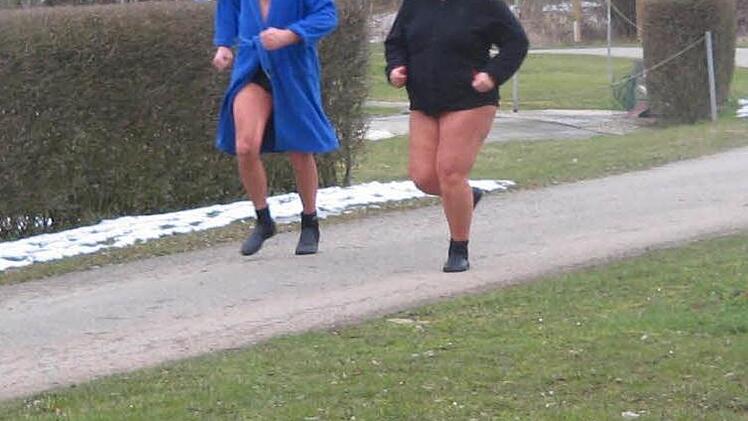 Nach dem Bad im kalten Wasser muss man sich bewegen. Anette und Zbigniew Koziej beim Laufen.