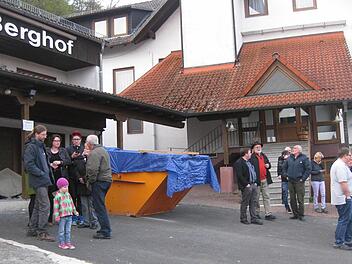 Das Rhön-Hotel Berghof in Volkers wird aktuell renoviert. Bei einer Ortsbegehung machten sich die Bürger ein Bild vom Anwesen. Foto: Beatrix Lieb